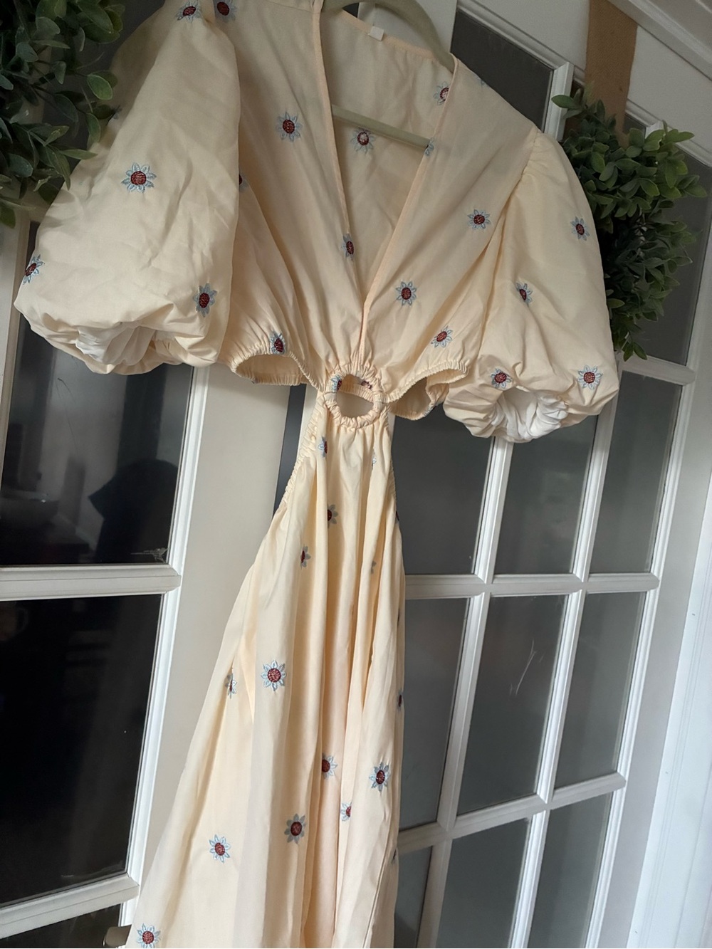 Cream Puff-Sleeve Cutout Maxi Dress with Floral Embroidery